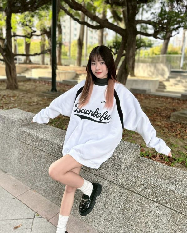 【現貨+預購】Baenbolu美式拼接印花刷毛大學Tee 