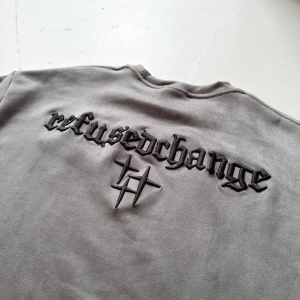 【現貨】哥德字星芒刺繡麂皮短Tee 