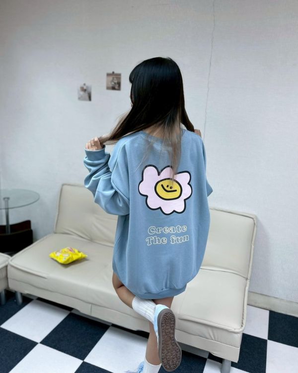 【現貨+預購】微笑花簍空英字大學Tee 