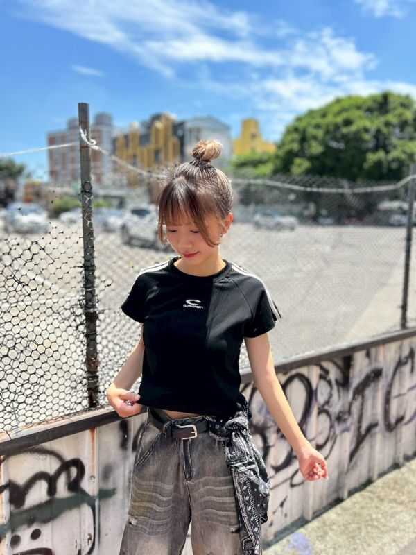 【現貨】C字撞色線條短版上衣 