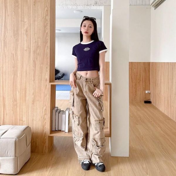【現貨】 girl gang泡泡字唇印撞色短版Tee 