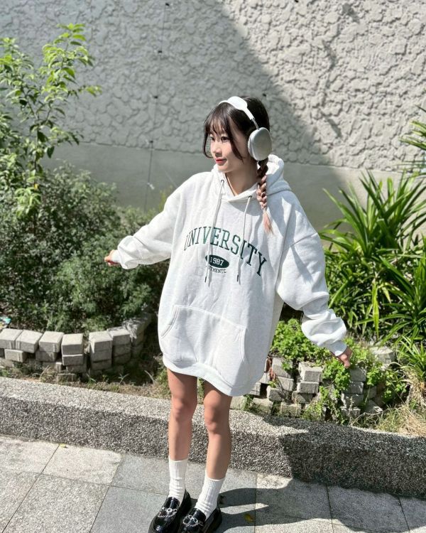 【現貨】UNIVERSITY圓標刺繡刷毛帽Tee 