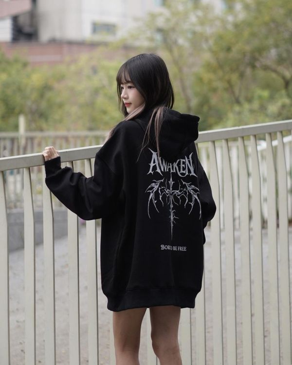 現貨【牛奶暖絨】暗黑羽翼牛奶絨帽Tee 