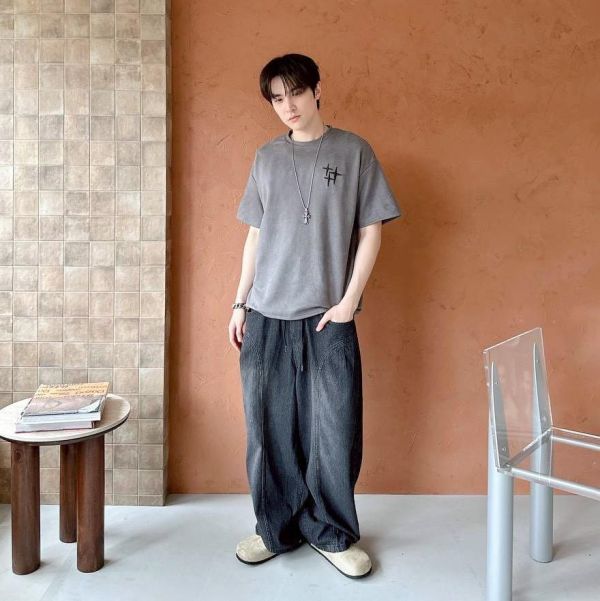 【現貨】哥德字星芒刺繡麂皮短Tee 