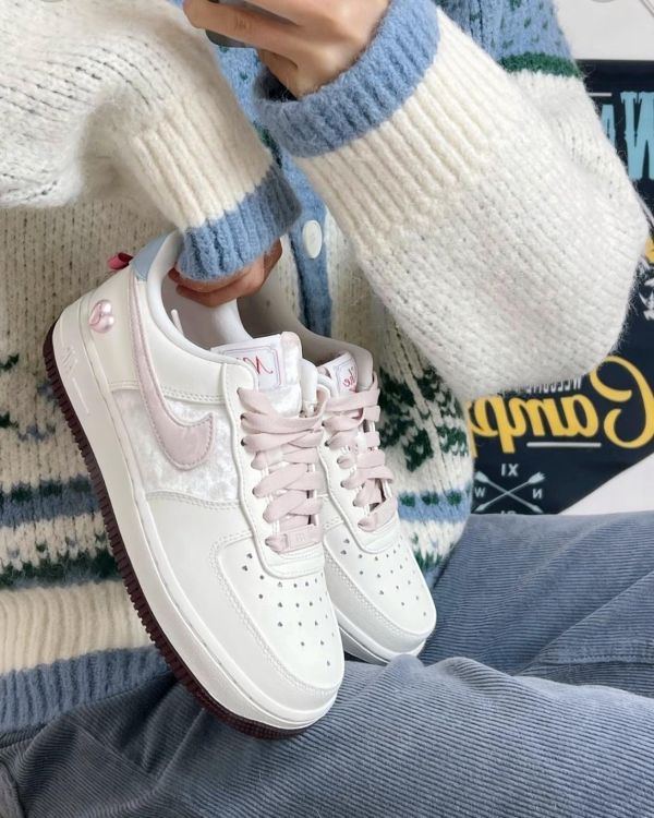 【限量 | 情人節限定】NIKE AIR FORCE 1 'Valentine's Day'白粉 愛心鎖 蝴蝶結 