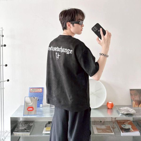 【現貨】哥德字星芒刺繡麂皮短Tee 