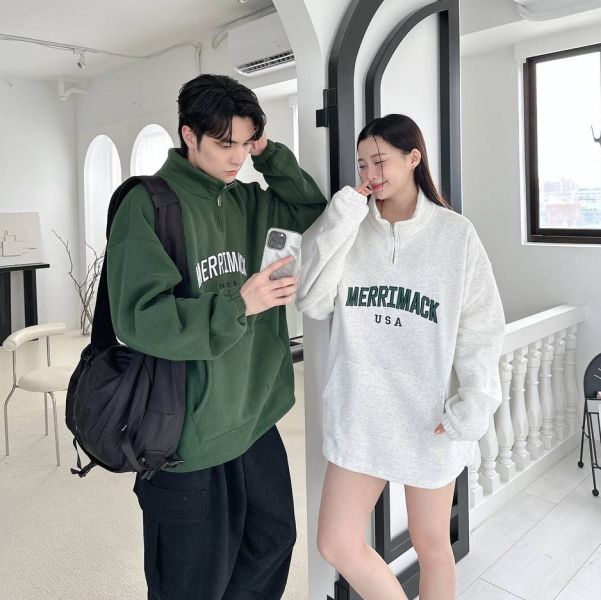 MERRIMACK半高領拉鏈刺繡刷毛大學Tee 