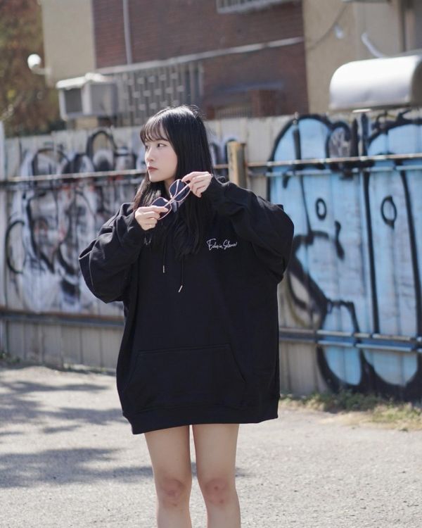 現貨【牛奶暖絨】草寫英字牛奶絨帽Tee 