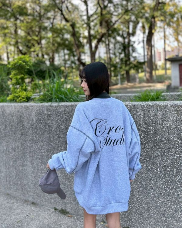 【現貨】反車線草寫刷毛大學Tee 