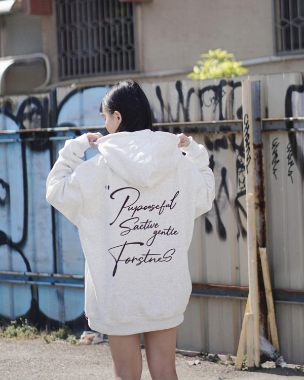 現貨【牛奶暖絨】草寫英字牛奶絨帽Tee 