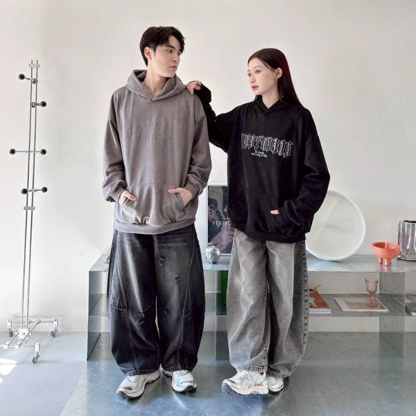 刺繡哥德字麂皮帽Tee 