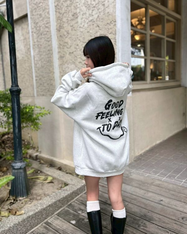 【現貨】GOOD FEELING吐舌笑臉刷毛帽Tee 