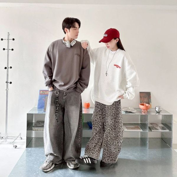 【現貨】UNIFORM男孩背影刷毛大學Tee 