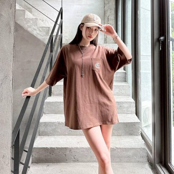 哥德字刺繡口袋短Tee 