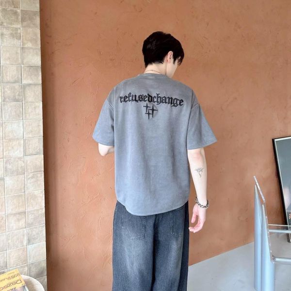 【現貨】哥德字星芒刺繡麂皮短Tee 