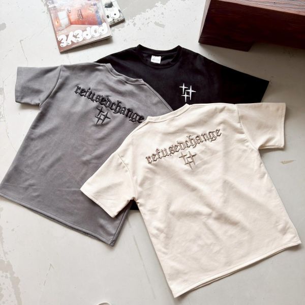 【現貨】哥德字星芒刺繡麂皮短Tee 