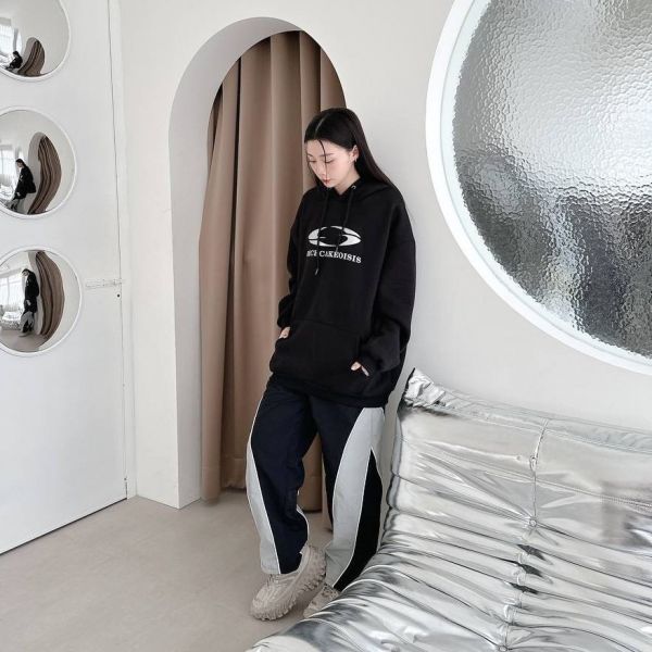 發泡英字科技感銀漆刷毛帽Tee 