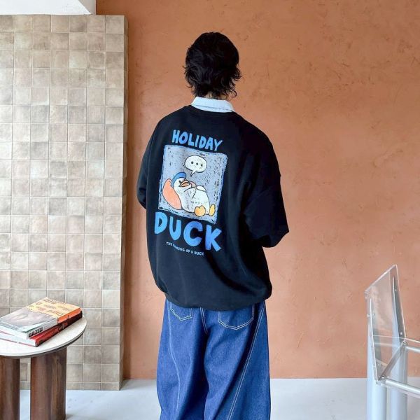 【預購】HOLIDAY DUCK懶散鴨插畫大學Tee 