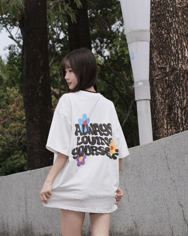 【現貨】發泡文字花朵短Tee 