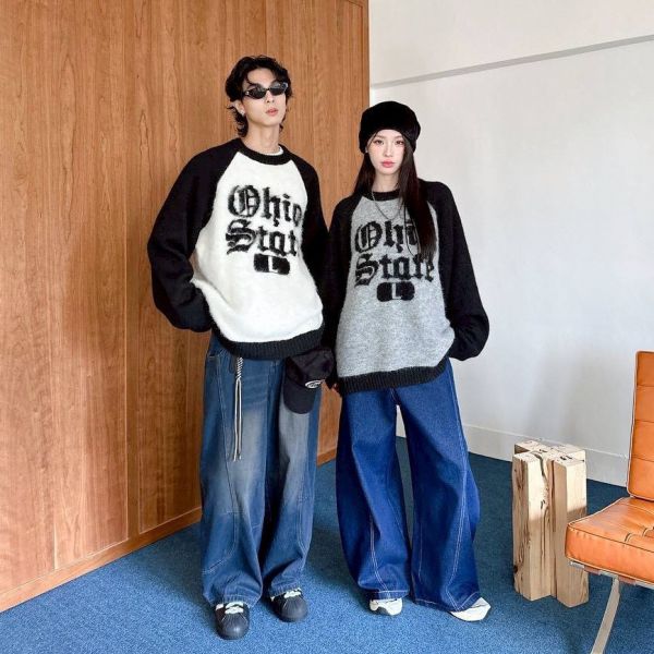 歌德字撞色拼接袖馬海毛毛衣 