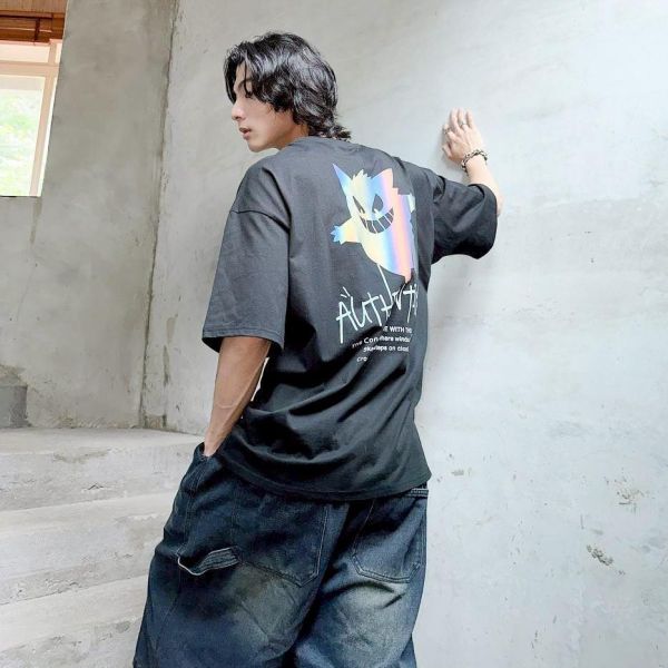 【現貨】AuTHENTICITY梗鬼反光炫彩短Tee 