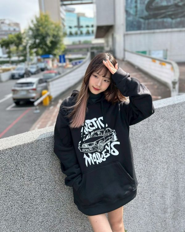 【現貨】美式汽車背後大圖刷毛帽Tee 