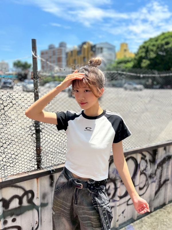 【現貨】C字撞色線條短版上衣 