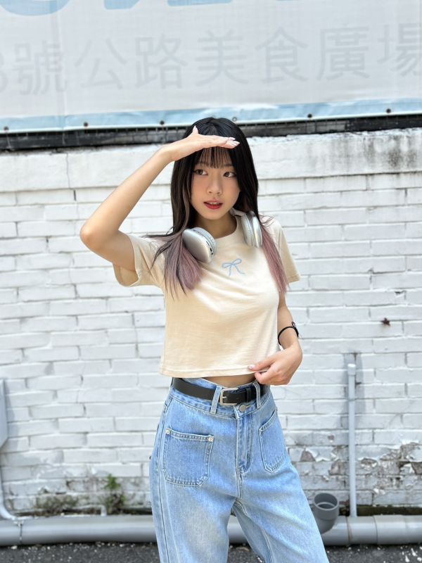 【現貨】胸前刺繡蝴蝶結短版上衣 