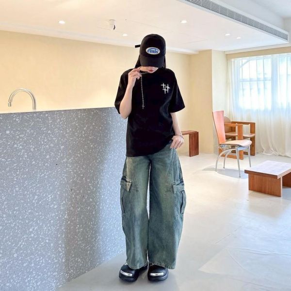 【現貨】哥德字星芒刺繡麂皮短Tee 