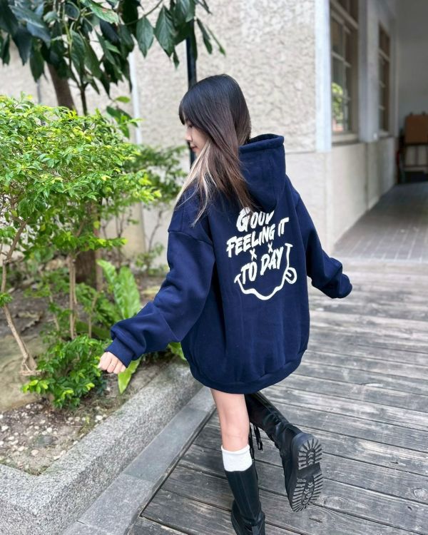 【現貨】GOOD FEELING吐舌笑臉刷毛帽Tee 