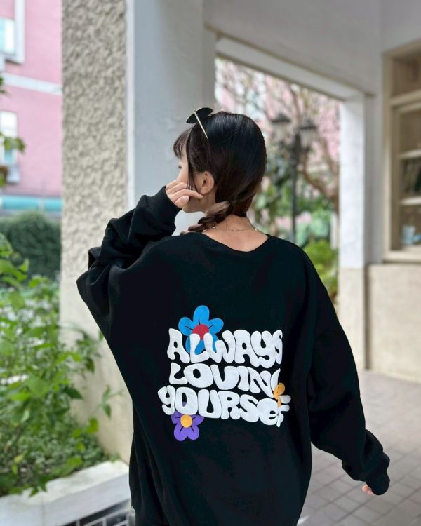 【現貨+預購】發泡字母花朵刷毛大學Tee 