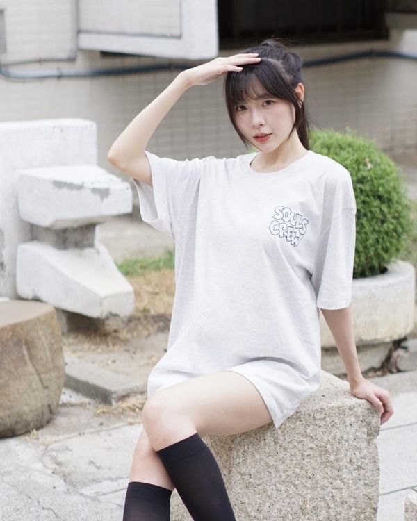 【現貨】簍空字母短Tee 
