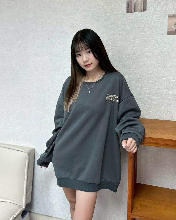 【現貨+預購】微笑花簍空英字大學Tee 