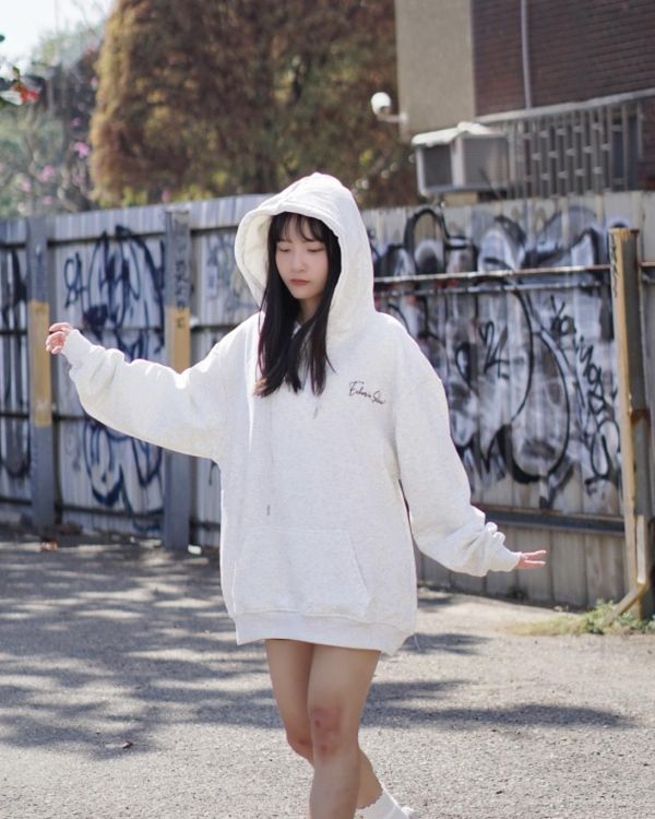 現貨【牛奶暖絨】草寫英字牛奶絨帽Tee 