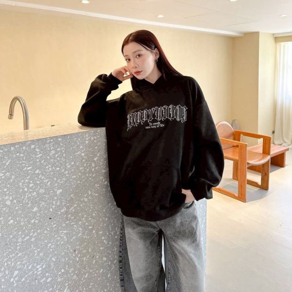 刺繡哥德字麂皮帽Tee 