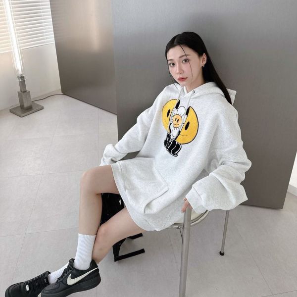 Chill毛巾繡笑臉花朵刷毛帽Tee 