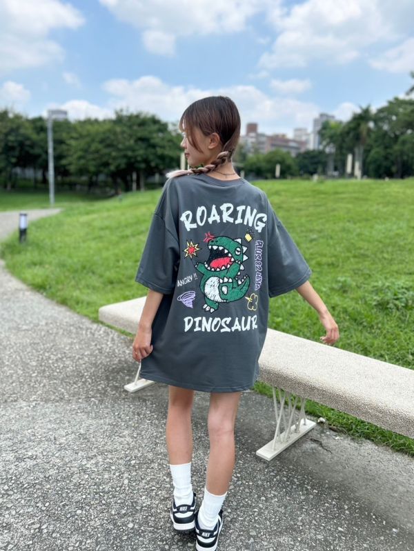 【現貨】ROARING恐龍塗鴉Tee 