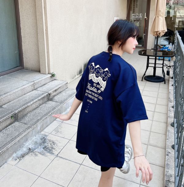 【現貨】圍巾小男孩插圖Tee 