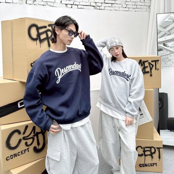 Descendat草寫貼布繡刷毛大學Tee 