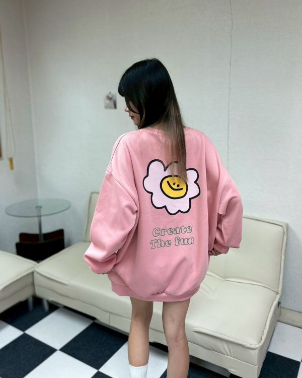 【現貨+預購】微笑花簍空英字大學Tee 