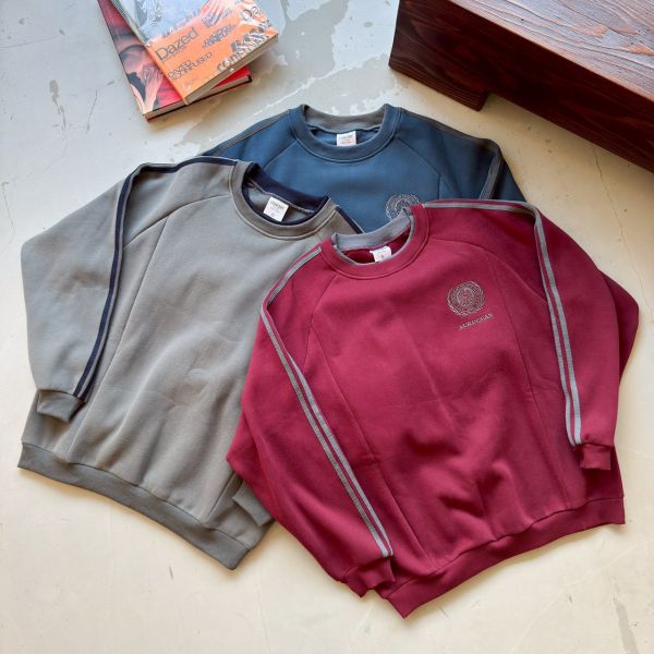 假兩件織帶刺繡刷毛大學Tee 