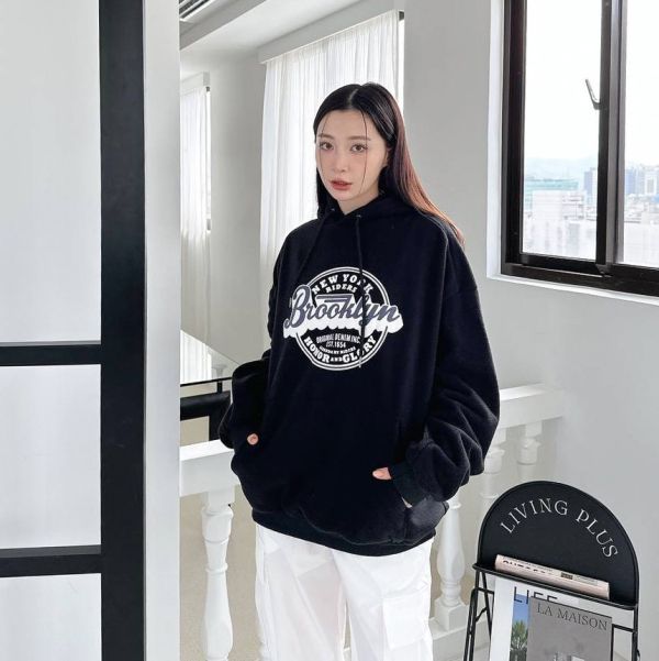 Brooklyn徽章印刷毛帽Tee 