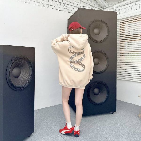 哥德字發泡環繞刷毛帽Tee 