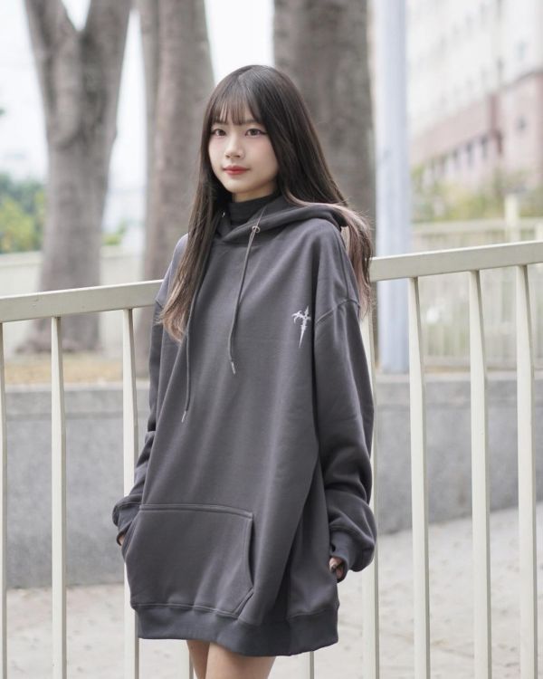 現貨【牛奶暖絨】暗黑羽翼牛奶絨帽Tee 