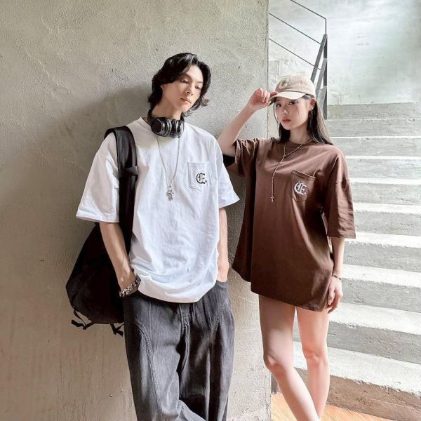 哥德字刺繡口袋短Tee 