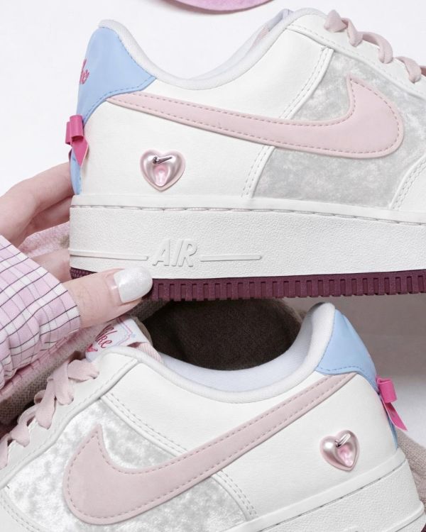 【限量 | 情人節限定】NIKE AIR FORCE 1 'Valentine's Day'白粉 愛心鎖 蝴蝶結 