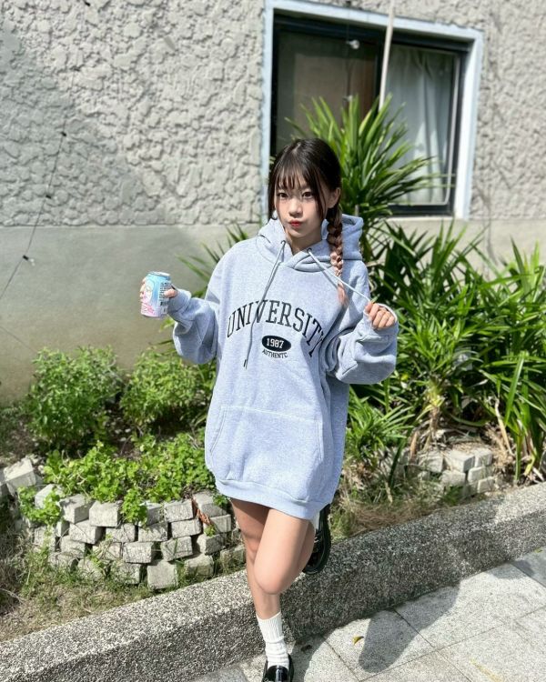 【現貨】UNIVERSITY圓標刺繡刷毛帽Tee 