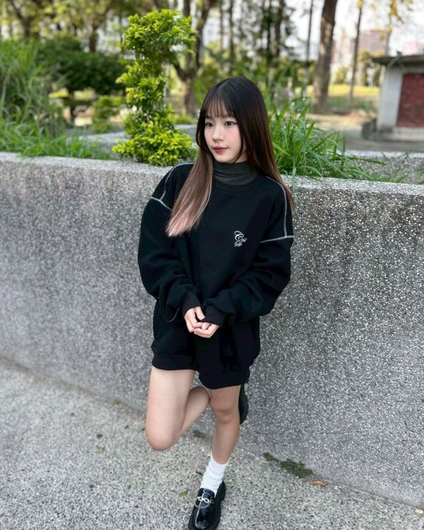 【現貨】反車線草寫刷毛大學Tee 