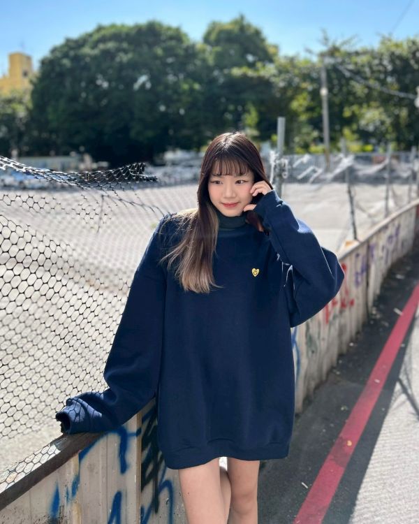 【現貨】愛心笑臉刺繡刷毛大學Tee 