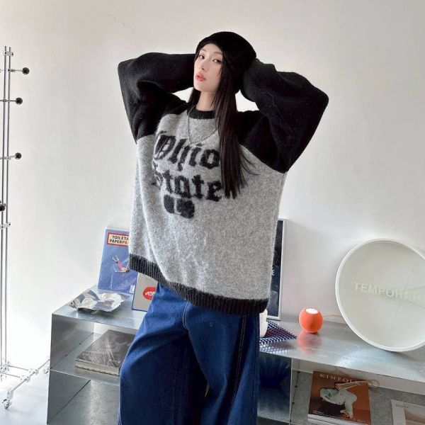 歌德字撞色拼接袖馬海毛毛衣 